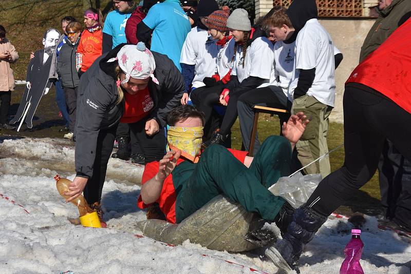 HRY BEZ KATASTRU hostila v sobotu Budislav. Pořadatele sice nemile překvapilo poněkud jarní počasí, ale trochu sněhu nakonec u kulturního domu zachránili. Tradiční oheň her přijel zapálit samotný rytíř Toulovec na koni a pak už začaly soutěže plné recese.