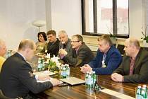 STAROSTOVÉ čtyř obcí na Svitavsku včera jednali s ministrem vnitra Milanem Chovancem v Praze.