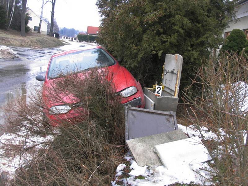 Tající sníh způsobil problémy na silnici.