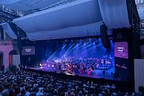 Velké finále s Police Symphony Orchestra završilo 64. ročník festivalu Smetanova Litomyšl. Překvapením večera byla francouzská zpěvačka Zaz