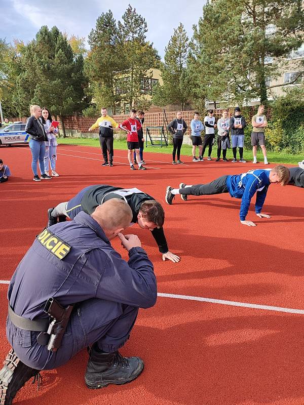 Zájemci o práci u policie musí splnit mimo jiné náročné fyzické testy. Kliky, běh, celomotorický běh na náboru v Moravské Třebové všichni nezvládli.