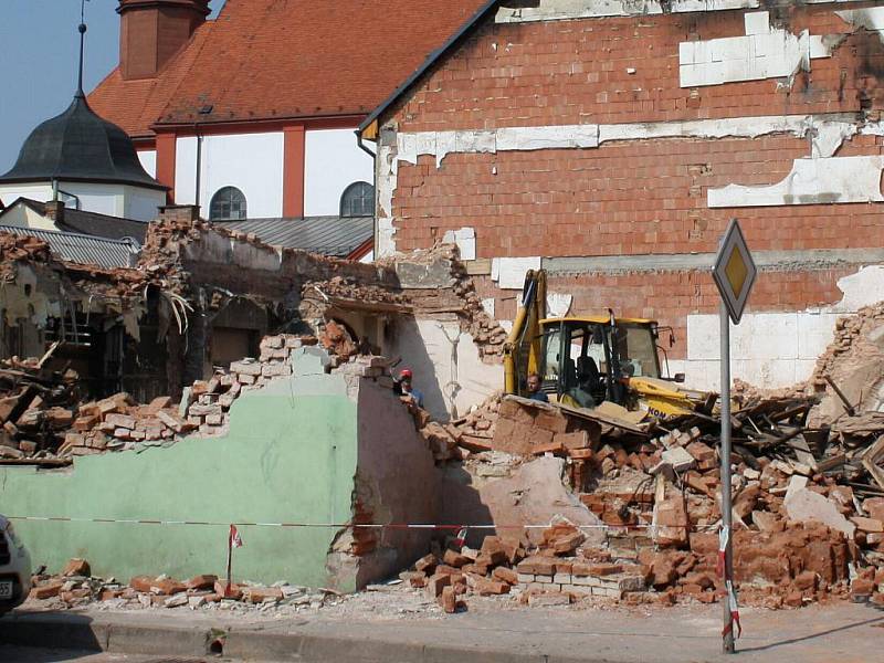 Hotel Morava by měl být obnoven, ale majitel zatím nemá o jeho podobě představu. Technika jej srovnala se zemí.