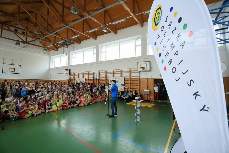 Školáci v Jevíčku si zatrénovali s výškařkou Michaelou Hrubou.