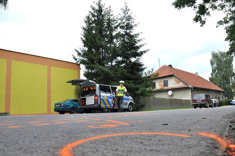 Vážná nehoda se stala ve čtvrtek okolo půl jedné v Opatově u Svitav u základní školy. Auto tady srazilo dva chlapce na kole. 