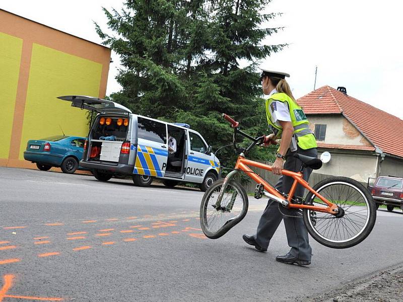 Vážná nehoda se stala ve čtvrtek okolo půl jedné v Opatově u Svitav u základní školy. Auto tady srazilo dva chlapce na kole. 