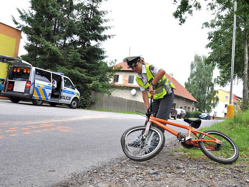 Vážná nehoda se stala ve čtvrtek okolo půl jedné v Opatově u Svitav u základní školy. Auto tady srazilo dva chlapce na kole. 