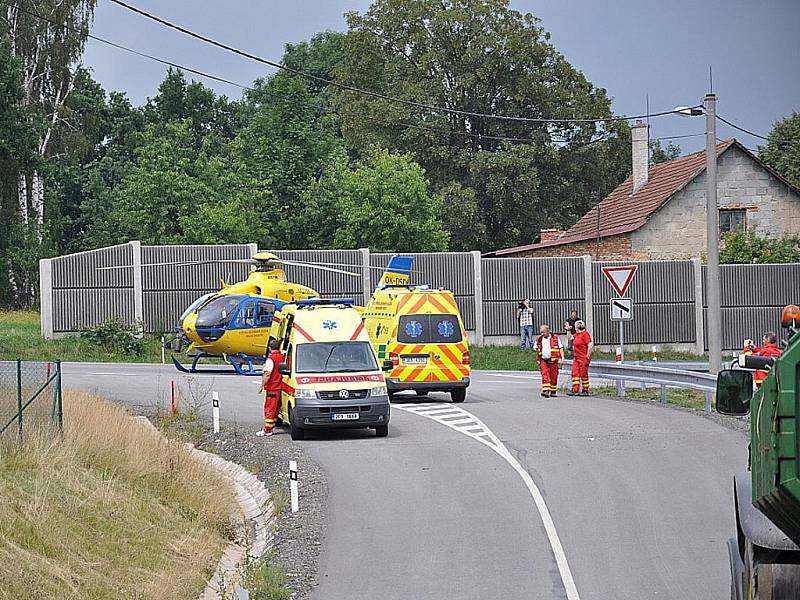 Vážná nehoda se stala ve čtvrtek okolo půl jedné v Opatově u Svitav u základní školy. Auto tady srazilo dva chlapce na kole. 