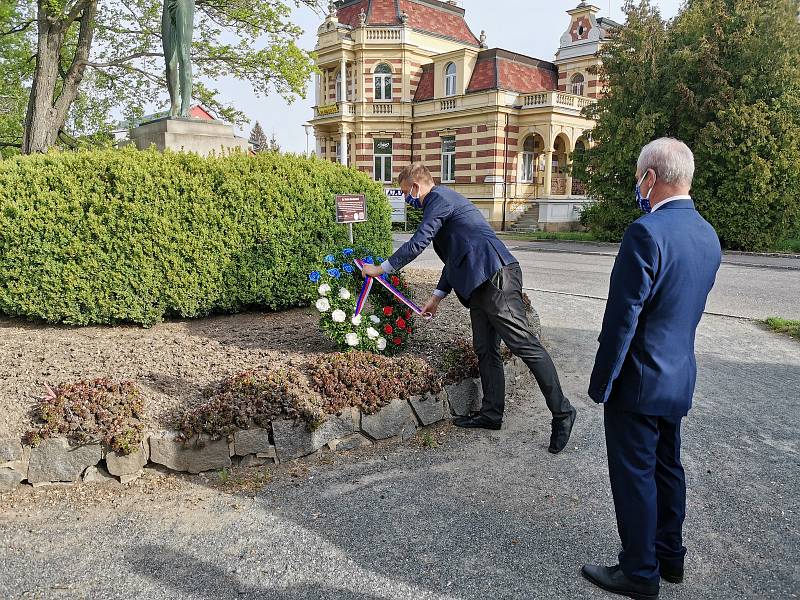 Slavíme Den vítězství. Společně s ním také  75 let od ukončení 2. světové války v Evropě. Na počest válečných hrdinů i osvobození naší země položili pamětní věnce u sochy Osvobození zástupci vedení Svitav starosta David Šimek, místostarosta Pavel Čížek a 