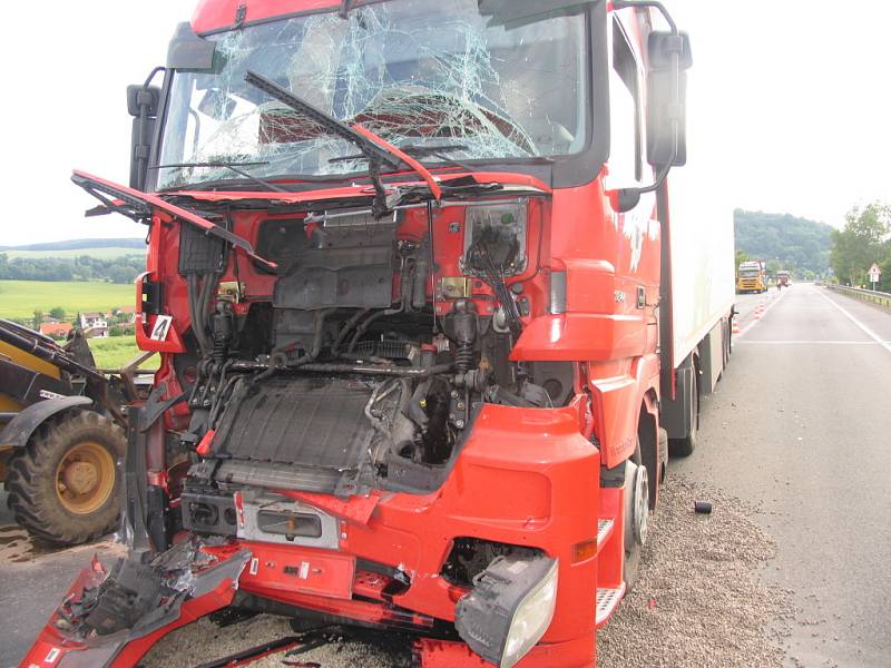 Dva kamiony se ve středu srazily mezi Moravskou Třebovou a Mohelnicí. Před pracovními stroji silničářů zastavoval řidič se soupravou Renault. Za ním jedoucí řidič kamionu Mercedes nedodržel bezpečnou vzdálenost. Spolujezdec z Mercedesu se lehce zranil.