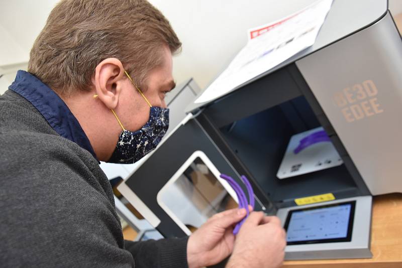 Školy ve Svitavách a Poličce a knihovna v Poličce rozjely na 3D tiskárnách výrobu štítů pro zdravotníky.