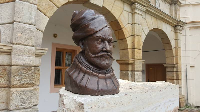 Busta šlechtice Ladislava Velena ze Žerotína na nádvoří zámku v Moravské Třebové.
