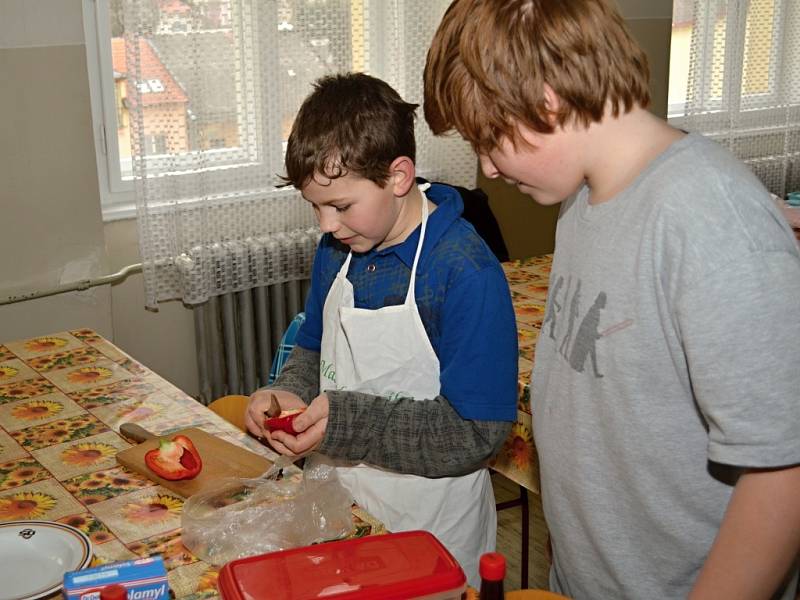 Týmová spolupráce a zkušený dozor paní Huang napomohly malým kuchařům k jídlu, které si pochvalovali.