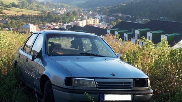 Léto 2007: Osobní automobil vyvezl neznámý vandal na skládku na okraji Březové. Zapomněl ale odmontovat značky.