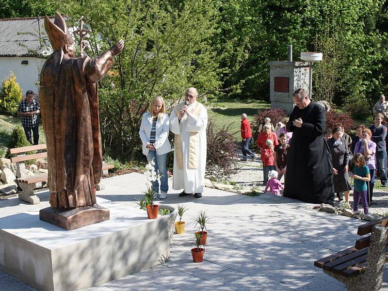 Jan Pavel II. je už navždy spojený s Koclířovem. Od soboty vítá jeho socha poutníky ve  Fatimě.