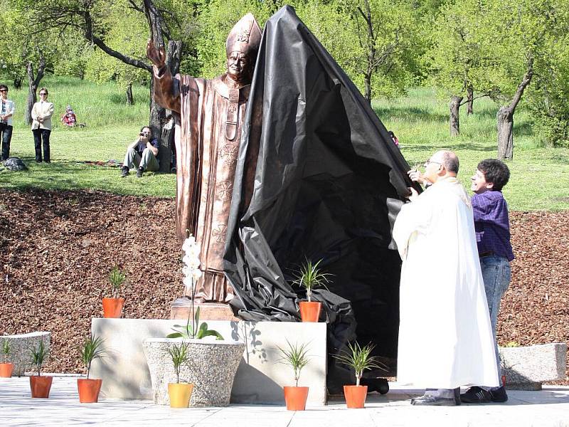 Jan Pavel II. je už navždy spojený s Koclířovem. Od soboty vítá jeho socha poutníky ve  Fatimě.