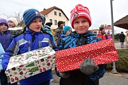 Děti ze Základní školy v Osíku se připojily ke sbírce dárků Krabice od bot.