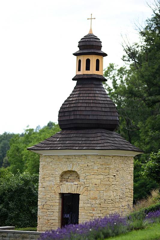 Při bohoslužbě v Příluce byly požehnány nové kroje. Obec má kroje po 70 letech.