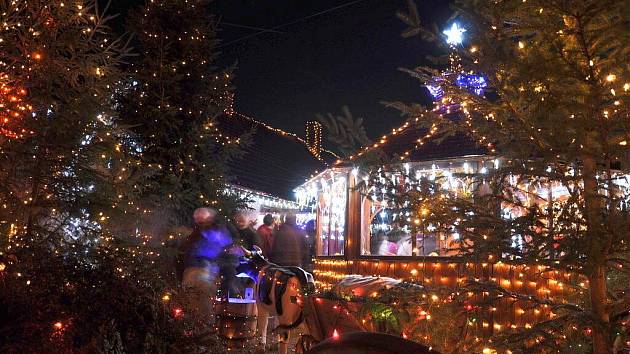 Vánoční pohádka v Chotovicích. Tisíce lidí míří v těchto dnech do vesnice u Litomyšle, aby si tu vychutnaly vánoční atmosféru u osvíceného domku Václava Trunce.