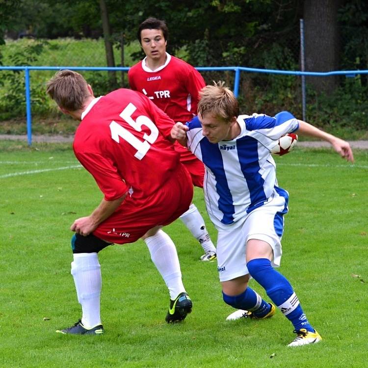 FOTBALISTÉ Dolního Újezdu si poradili s odvěkými rivaly z Morašic (hosté s pruhy) a mohou se těšit na další pohárové dějství. 