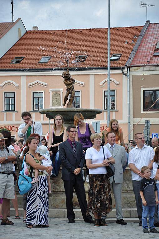 Na pouť do Jevíčka  přijel v neděli odpoledne i král Přemysl Otakar II.  Lidé  se pobavili na atrakcích v lunaparku  a  nakoupili si  na jarmarku.  