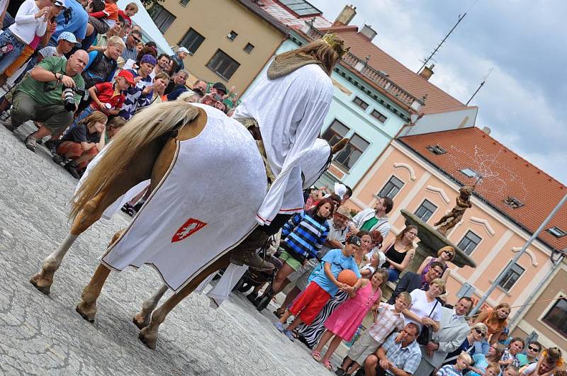 Na pouť do Jevíčka  přijel v neděli odpoledne i král Přemysl Otakar II.  Lidé  se pobavili na atrakcích v lunaparku  a  nakoupili si  na jarmarku.  