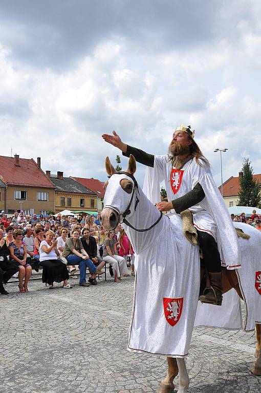 Na pouť do Jevíčka  přijel v neděli odpoledne i král Přemysl Otakar II.  Lidé  se pobavili na atrakcích v lunaparku  a  nakoupili si  na jarmarku.  