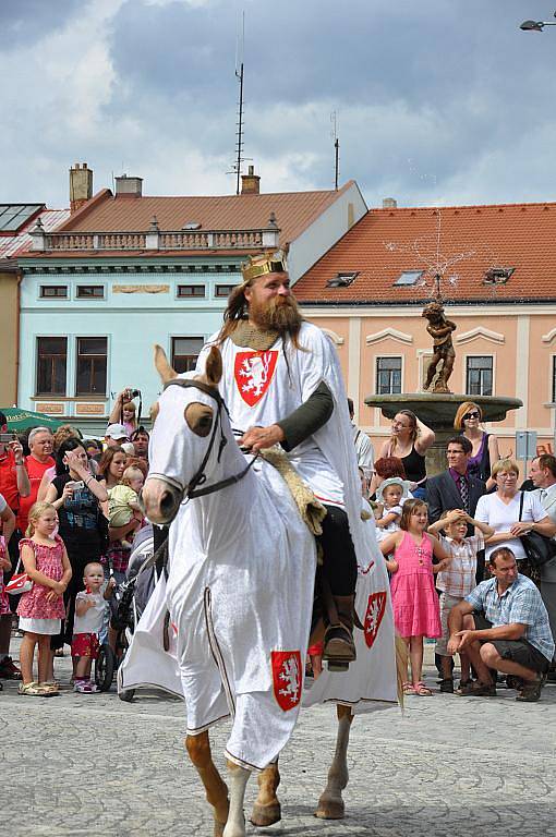 Na pouť do Jevíčka  přijel v neděli odpoledne i král Přemysl Otakar II.  Lidé  se pobavili na atrakcích v lunaparku  a  nakoupili si  na jarmarku.  