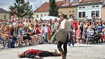 Na pouť do Jevíčka  přijel v neděli odpoledne i král Přemysl Otakar II.  Lidé  se pobavili na atrakcích v lunaparku  a  nakoupili si  na jarmarku.  