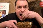 Jaroslav Němec z Bystrého je držitelem nového světového rekordu. Během půl hodiny snědl skoro 10 tisíc sušených červů.
