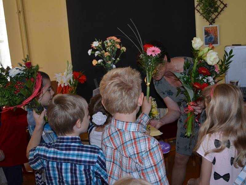 Květiny vyměnily děti s učitelkami za vysvědčení. Nejinak to bylo v Základní škole T. G. Masaryka ve Svitavách.