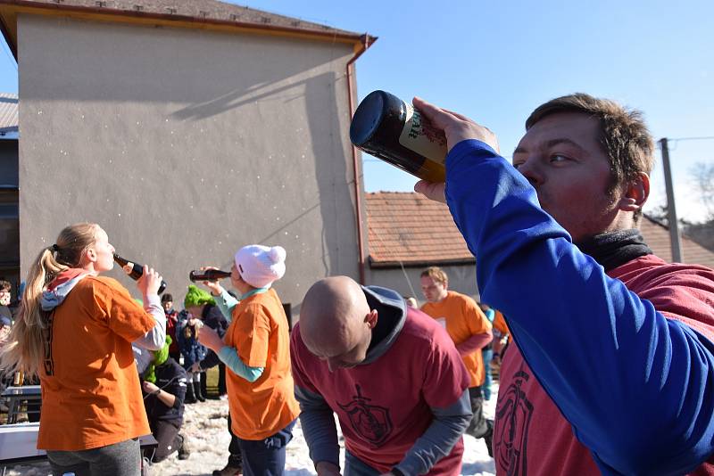 HRY BEZ KATASTRU hostila v sobotu Budislav. Pořadatele sice nemile překvapilo poněkud jarní počasí, ale trochu sněhu nakonec u kulturního domu zachránili. Tradiční oheň her přijel zapálit samotný rytíř Toulovec na koni a pak už začaly soutěže plné recese.