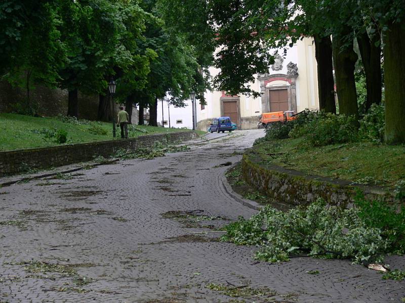 Bouřka likvidovala i zámecké nádvoří