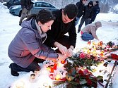 Během odpoledne stále přijížděli k chalupě Václava Havla na Hrádečku položit květiny a zapálit svíčky. 