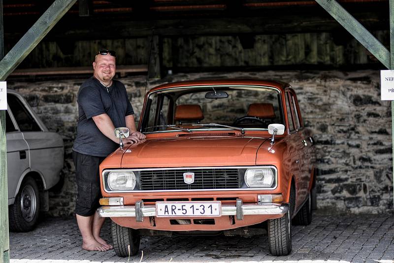 Kastelán hradu Svojanov Miloš Dempír je sběratel Moskvičů. V sobotu pořádá jejich sraz na hradě.