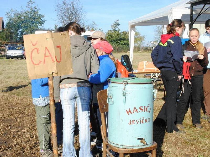 V Nové Vsi  u Litomyšle se konala okresní soutěž mladých hasičů Plamen.