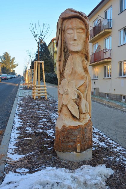 Dřevěná skulptura v ulici 9. května v Litomyšli.