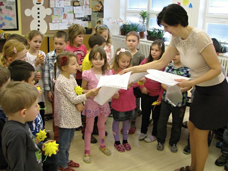 Předání pololetních vysvědčení na ZŠ Felberova ve Svitavách.