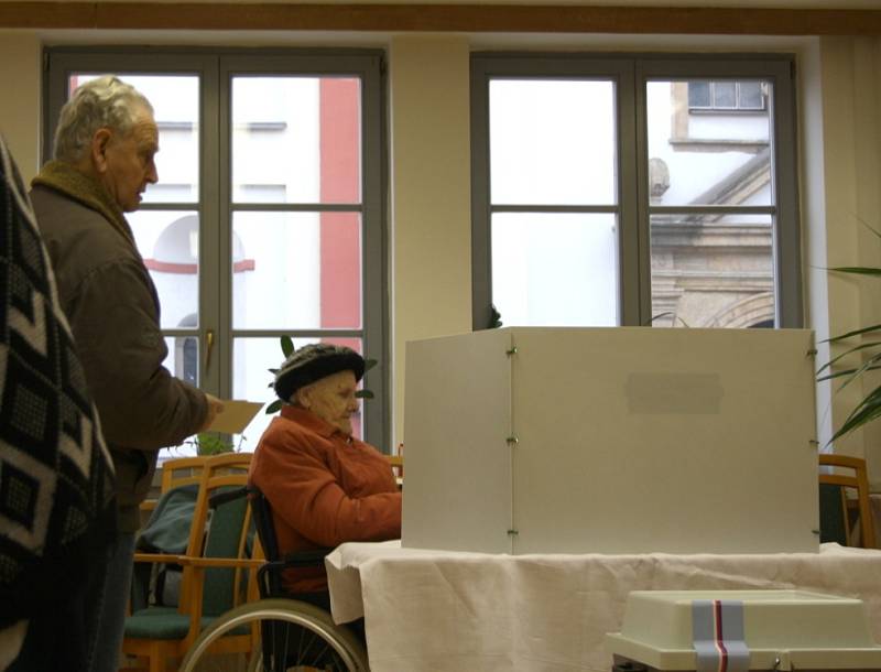 SENIOŘI z domova v Moravské Třebové si nenechali ujít ani druhé kolo prezidentských voleb.