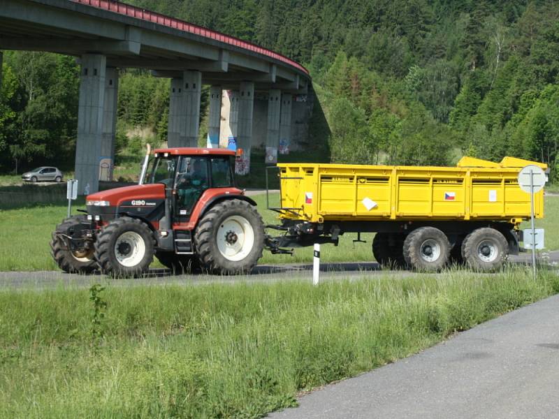 Zemědělci ze svitavského okresu se dnes připojili k protestní akci. S traktory, nákladními auty, ale i kombajny a řezačkami popojížděli po silnici z Moravské Třebové na Hřebeč. 