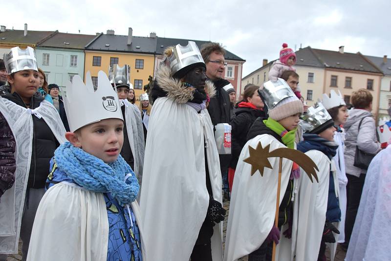 Tříkrálovou sbírku v Moravské Třebové zahájil v sobotu ráno průvod koledníků, v jejichž čele jel kočár s koňmi a Třemi králi.