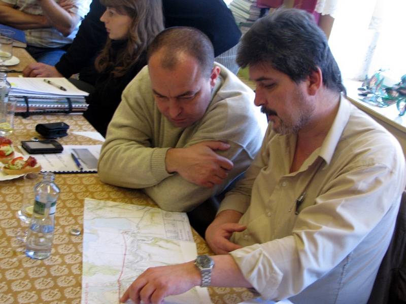 Miroslav Dosděl ze svitavské radnice s Lutoborem Lipanem z krajského úřadu diskutují nad mapou.