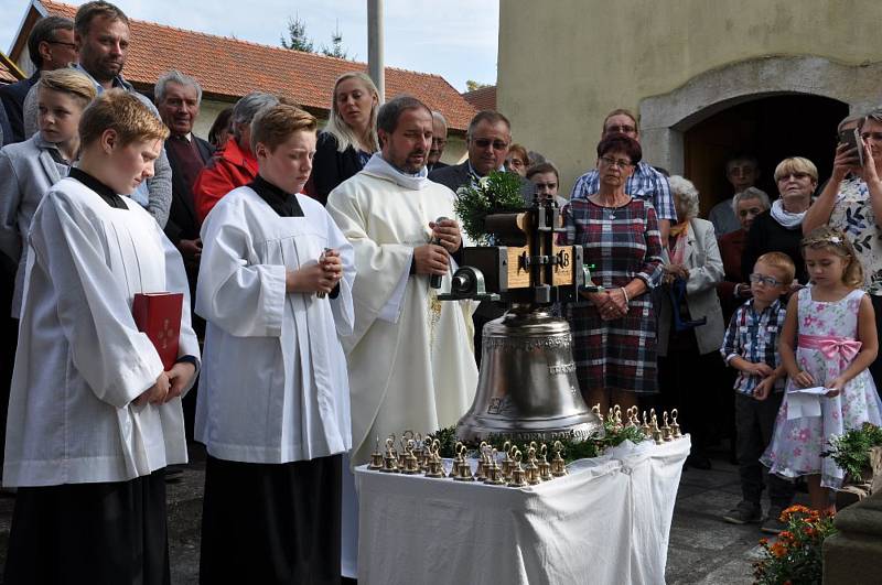 V kapličce v Říkovicích visí nový zvon.