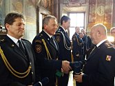 ppor. Jaroslav Žák – územní odbor Chrudim při přebírání medaile