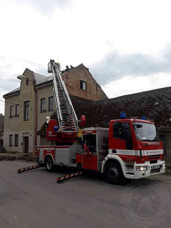 Hasiči likvidovali v Chornicích požár domu.