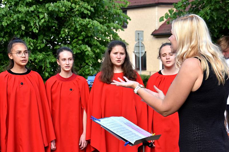 Žáci Základní umělecké školy Dolní Újezd se představili v úterý odpoledne veřejnosti v parku. Akci Zuška žije zahájila vernisáž výtvarného oboru, vystoupili malí muzikanti, zpěváci, divadelníci a tanečnice.