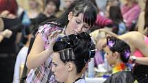 Budoucí kadeřnice a kosmetičky se sjely do Střední odborné školy v Lanškrouně. Na Kalibr cupu si vyzkoušely svoji kreativitu a cit v účesové tvorbě, líčení a úpravě nehtů.