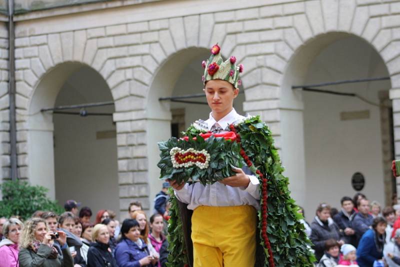 SVATBA V KROJI I V BÍLÉM.  Studenti zahradnické školy předvedli na květinové show nejdříve staročeskou svatbu a poté publikum na zámeckém nádvoří zhlédlo přehlídku současných svatebních  šatů a kytic. 