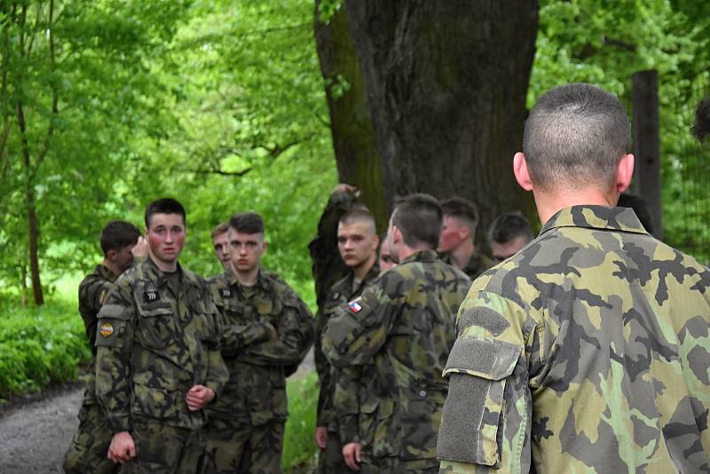 Studenti vojenské školy v Moravské Třebové trénují běh v kanadách a maskáčích.