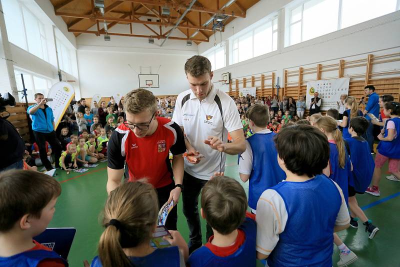 Školáci v Jevíčku si zatrénovali s výškařkou Michaelou Hrubou.