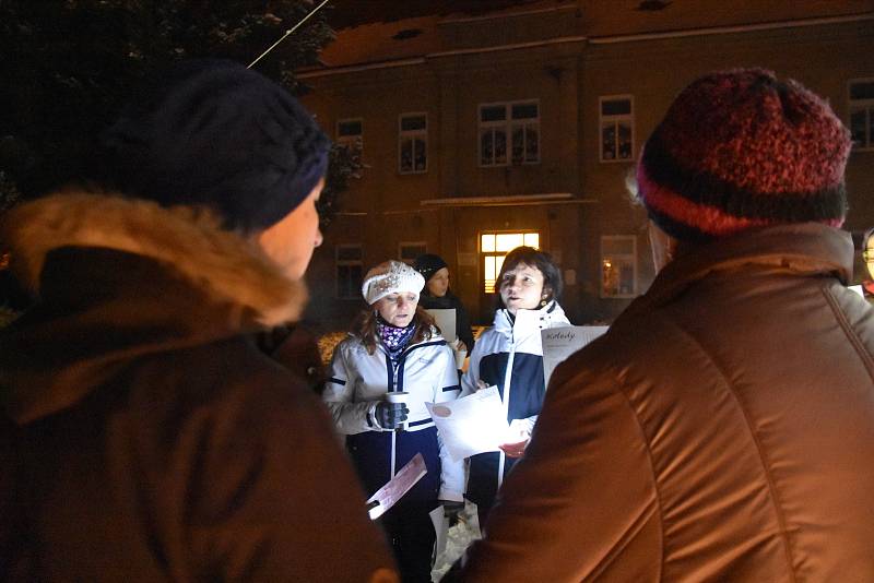 Chrámový sbor, děti i dospělí zazpívali ve středu večer koledy na zahradě u základní školy.